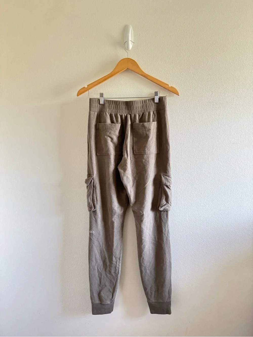 Alo Yoga Unwind Taupe Cargo Jogger Sweatpants size Small